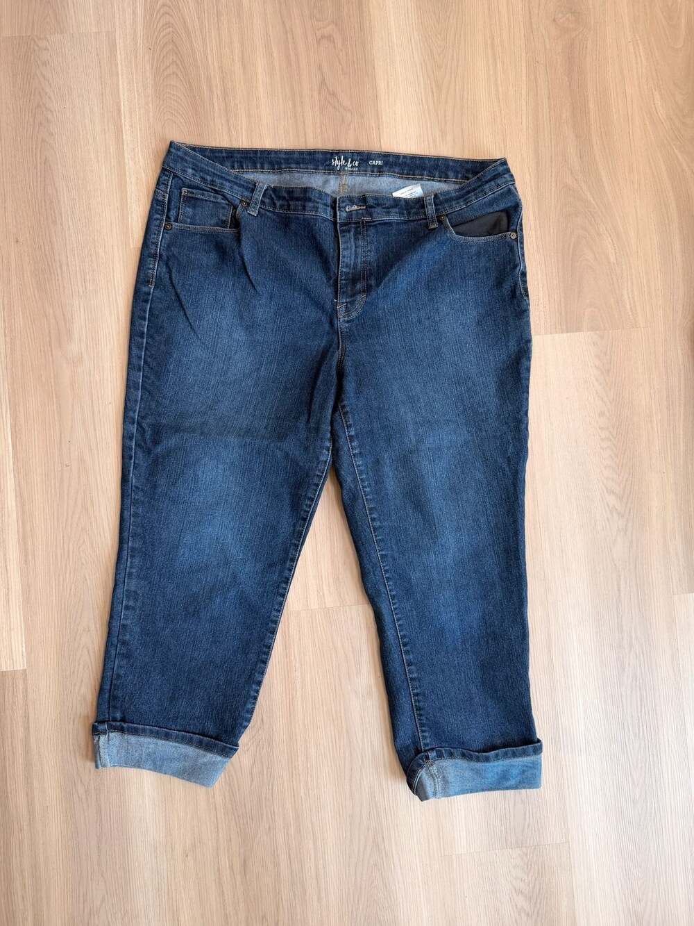 Style & Co Woman Denim Capri Jeans Size 16W Dark Wash Cuffed
